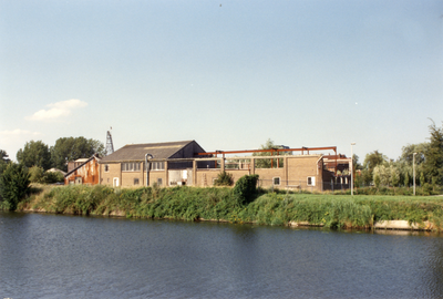 832759 Gezicht op een bedrijfsgebouw aan het Merwedekanaal te Utrecht, ter hoogte van de Veilinghaven.